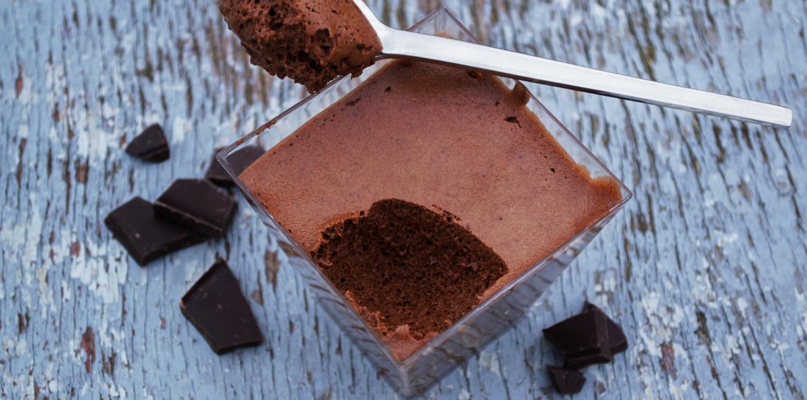 Yéli vous propose une recette de mousse au chocolat végan et (presque) sans cuisson