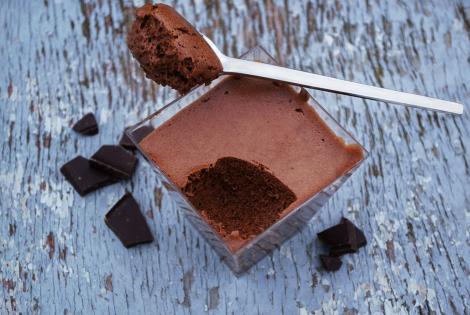 Yéli vous propose une recette de mousse au chocolat végan et (presque) sans cuisson